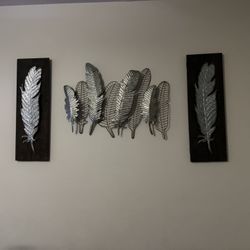 Wall art (3) Items 