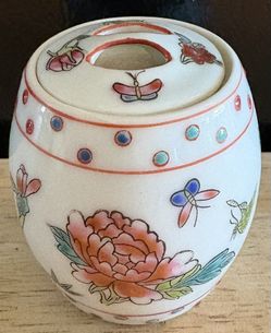 Vintage Chinese porcelain spice jar