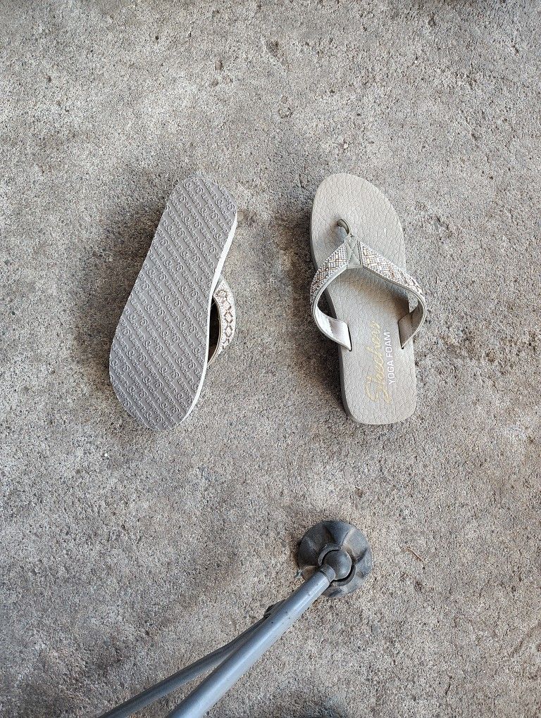 Women's Approx 7/8 Skechers Flip Flops Like New Condition 