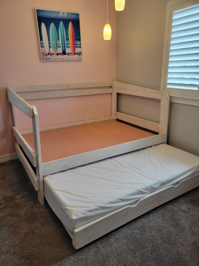 Full-size Wood Daybed With Twin Trundle