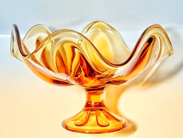 Perfect AMBER mid century modern footed floral petal Viking art glass bowl 1960s MCM.   Super excellent condition !   Approx. 9" D x 6" H 