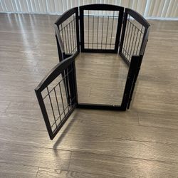 New / Freestanding Indoor Fence Or Enclosed Playpen With Locking Door 