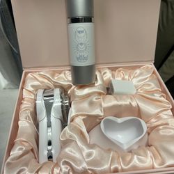 MYSKINBUDDY Facial Light Therapy New In box With BEE BRIGHT facial Serum 