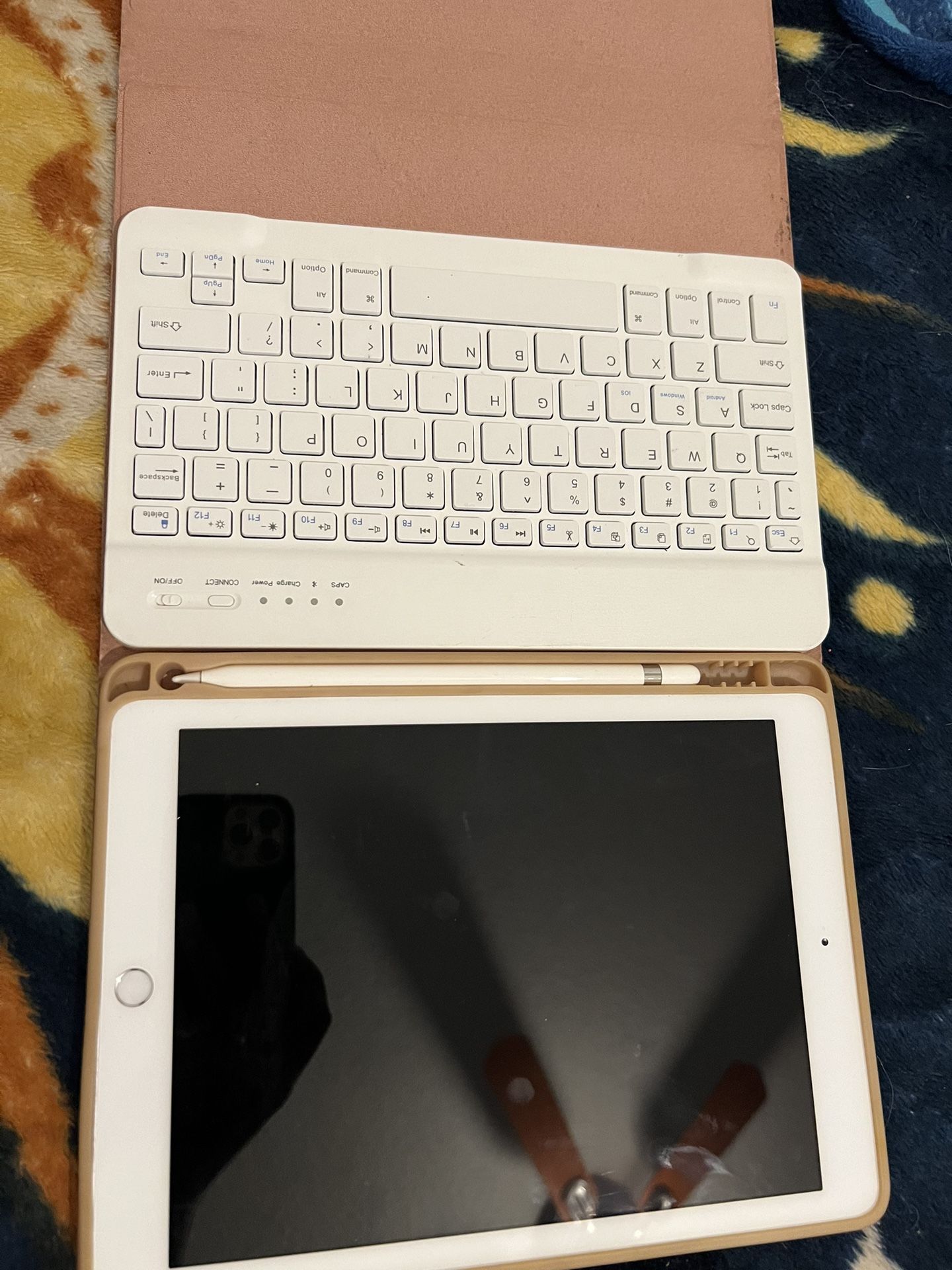 iPad 6th Gen With Apple Pen & Keyboard Case