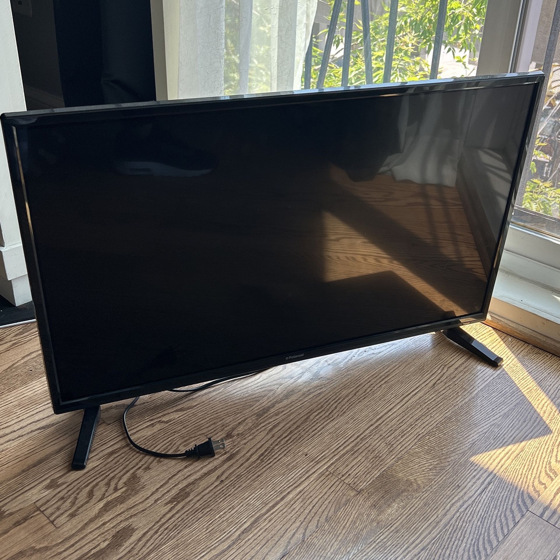 32” Polaroid TV With Free Wall Mount