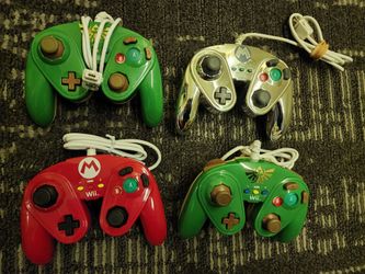 4 Nintendo Wii Controllers