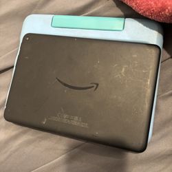 Samsung kids tablet – very good condition, charger included. Tons of games and entertainment.