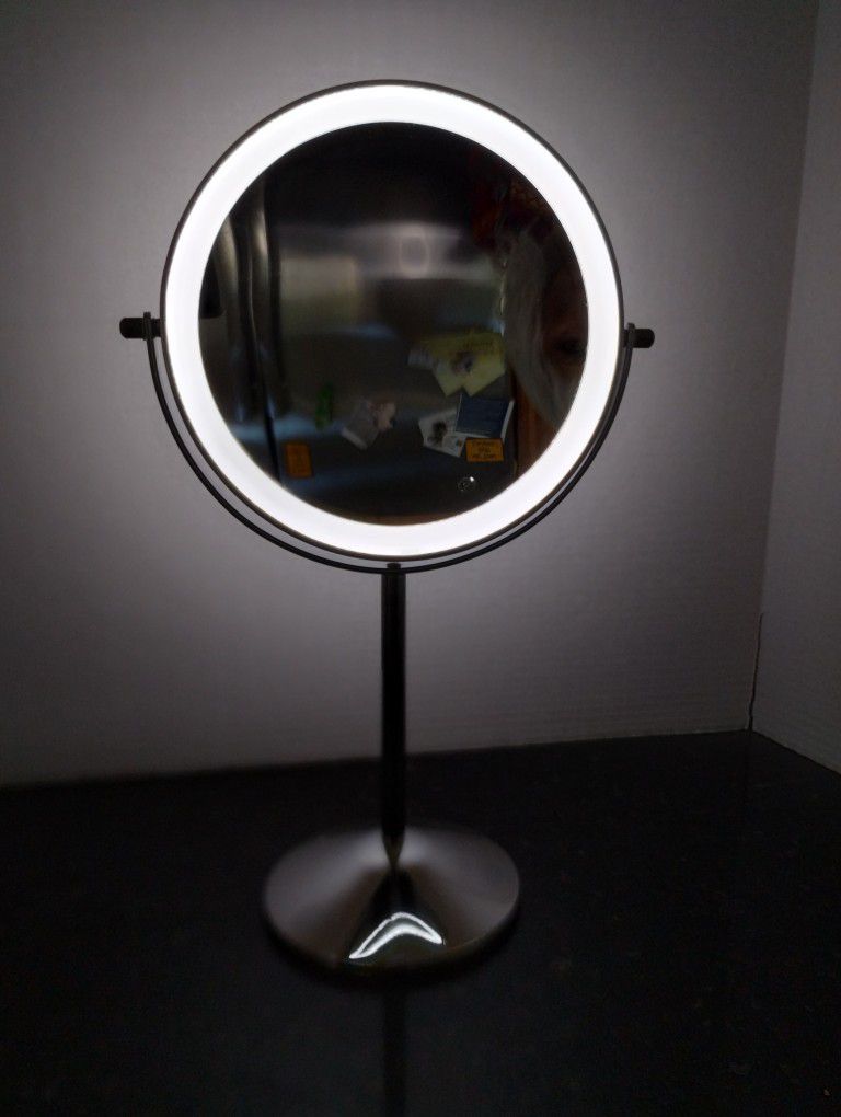 Lighted Two Sided Magnifying Vanity Mirror, Rechargeable By USB, On And Off And Three Types Of Life Controlled With A Touch Of The Mirror