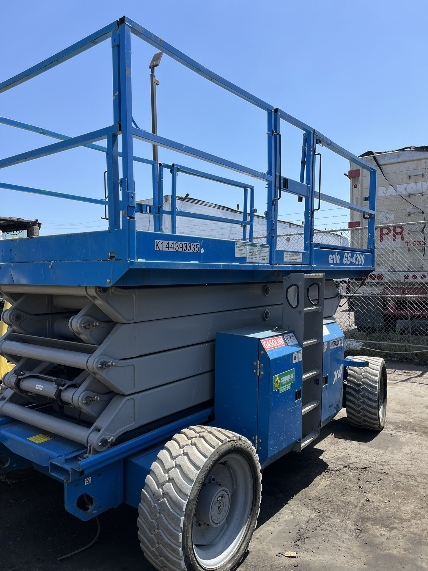 2014Genie GS-4390R Scissor Lift Goes 43 Feet High, does not run, unknown, system blinks sometimes starts unknown, possibly small issue, selling as is 