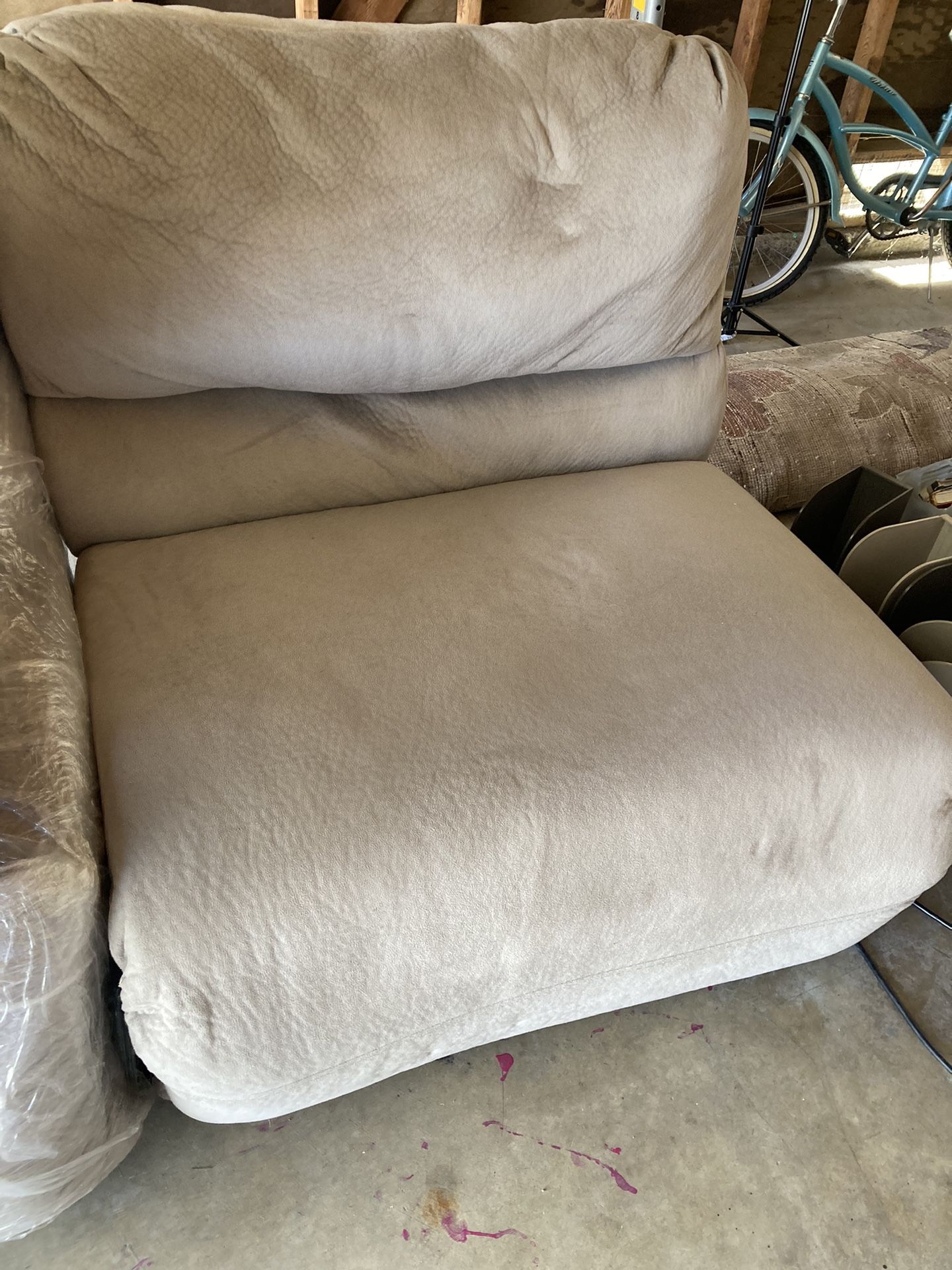 2 Middle Couch Pieces (Both Recline)