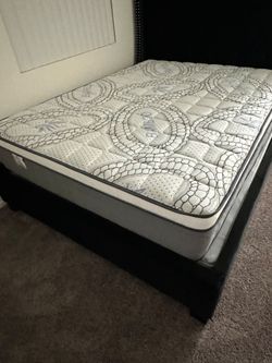 Queen Size Mattress Pillow Top 12"       New Mattress In A Plastic Sealed