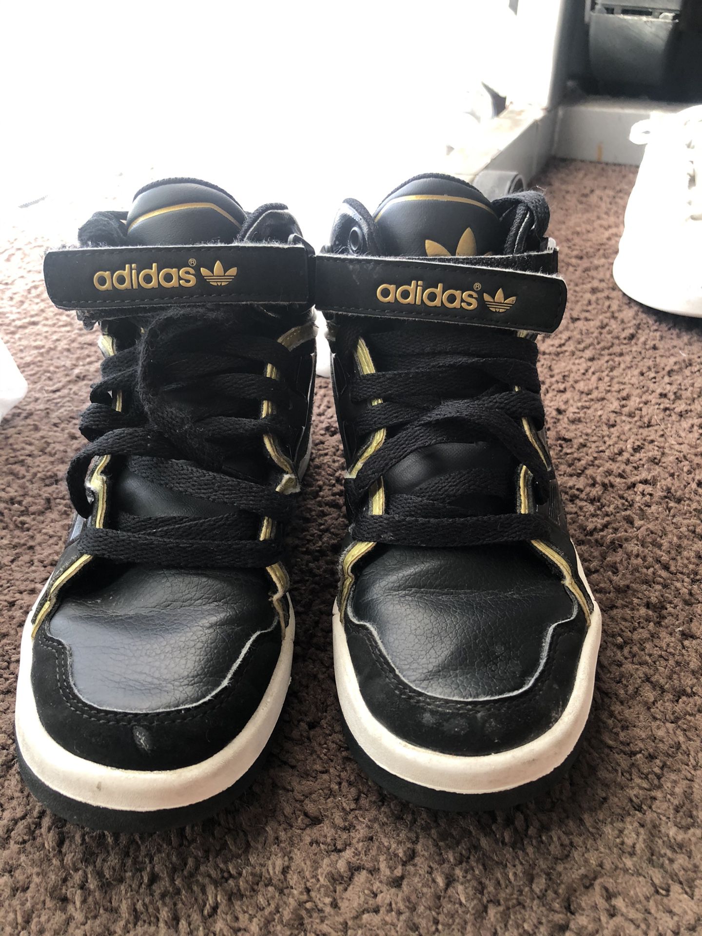Adidas black and gold 1y, pick up only