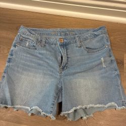 Women’s frayed jean shorts