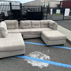 (Free Delivery)Ashley Furniture Sectional 