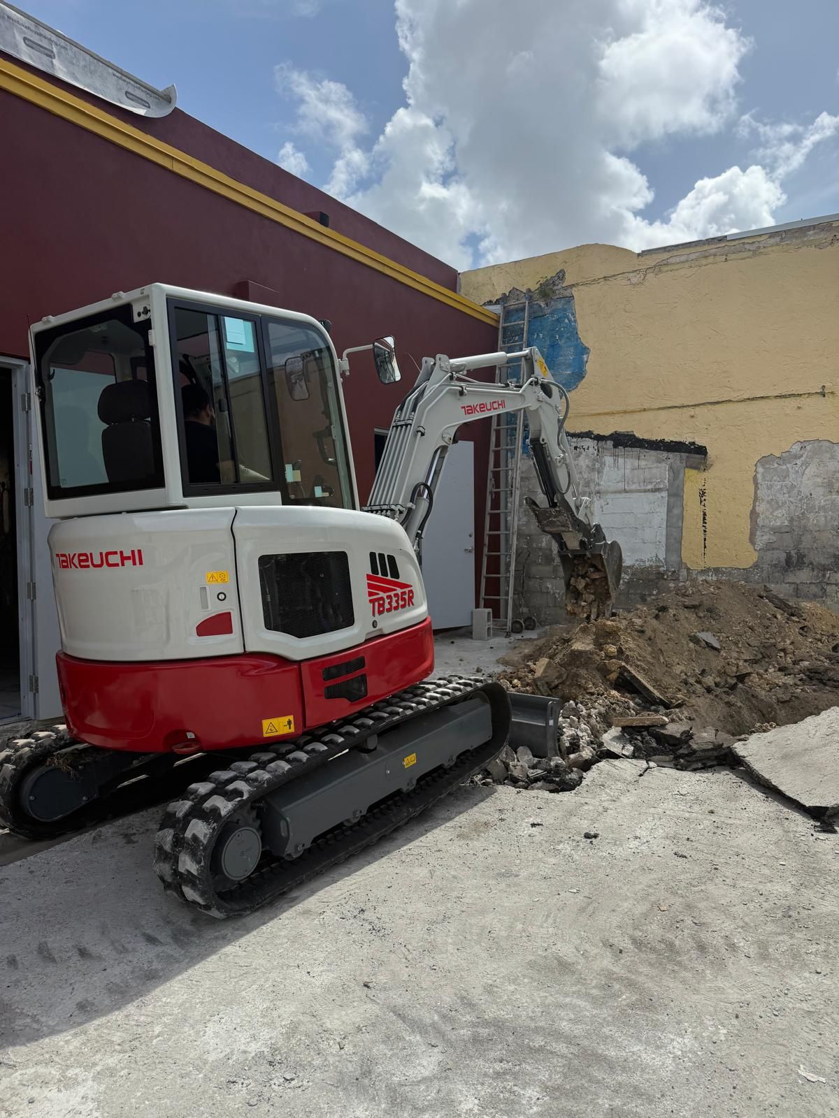 Excavator takeuchi