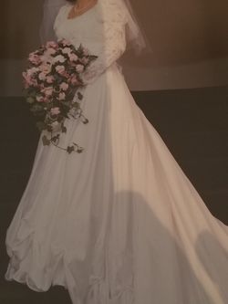 WEDDING DRESS WITH VEIL AND HOOP