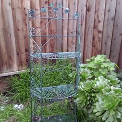 Hunter Green Wire Rack, with three collapseing shelf's.