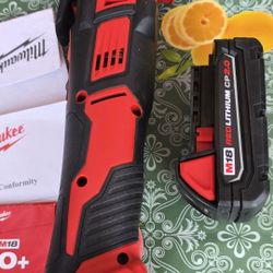Milwaukee
M18 18-Volt Lithium-Ion Cordless Oscillating Multi-Tool with (1)2.0ah battery 