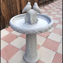 Special New Bird Bath Made Out Of Cement Perfect Gift For Any Occasion 