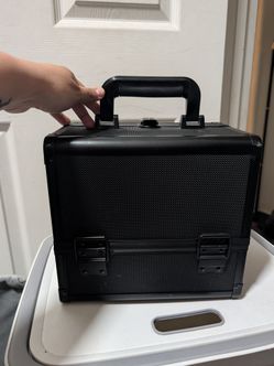 LIKE NEW MAKEUP TRAVEL CASE