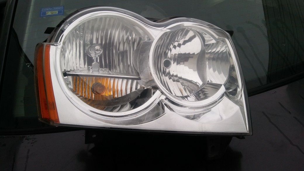 2005-2009 jeep grand cherokee headlight on the passenger side.