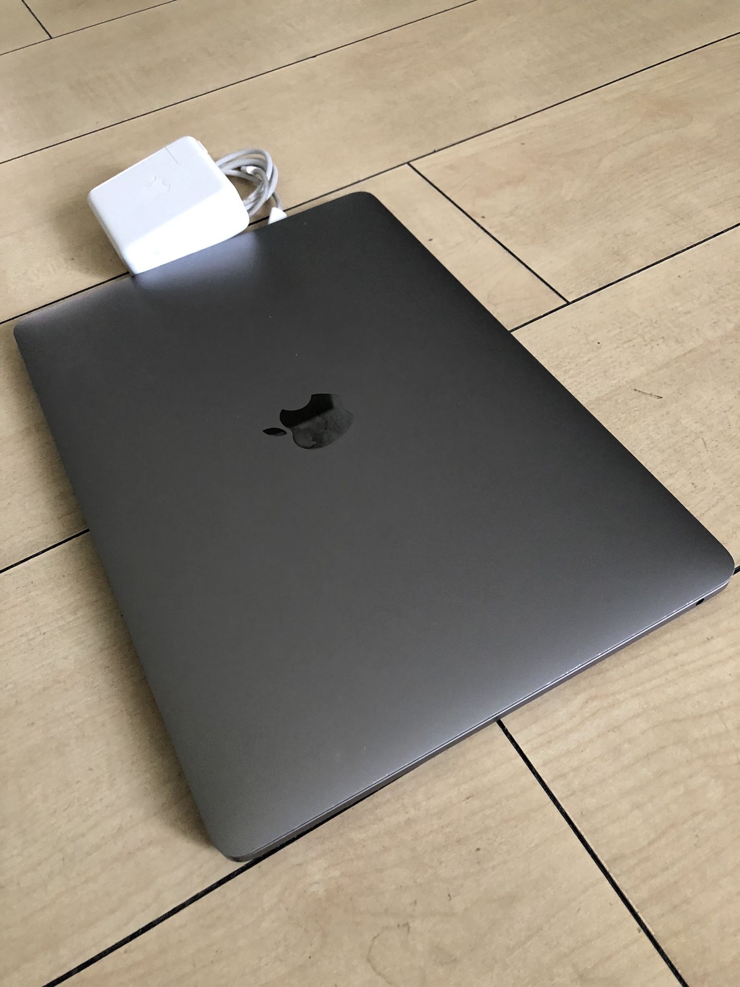 MacBook Pro M1 Final Cut Logic Pro Photoshop Premiere Office