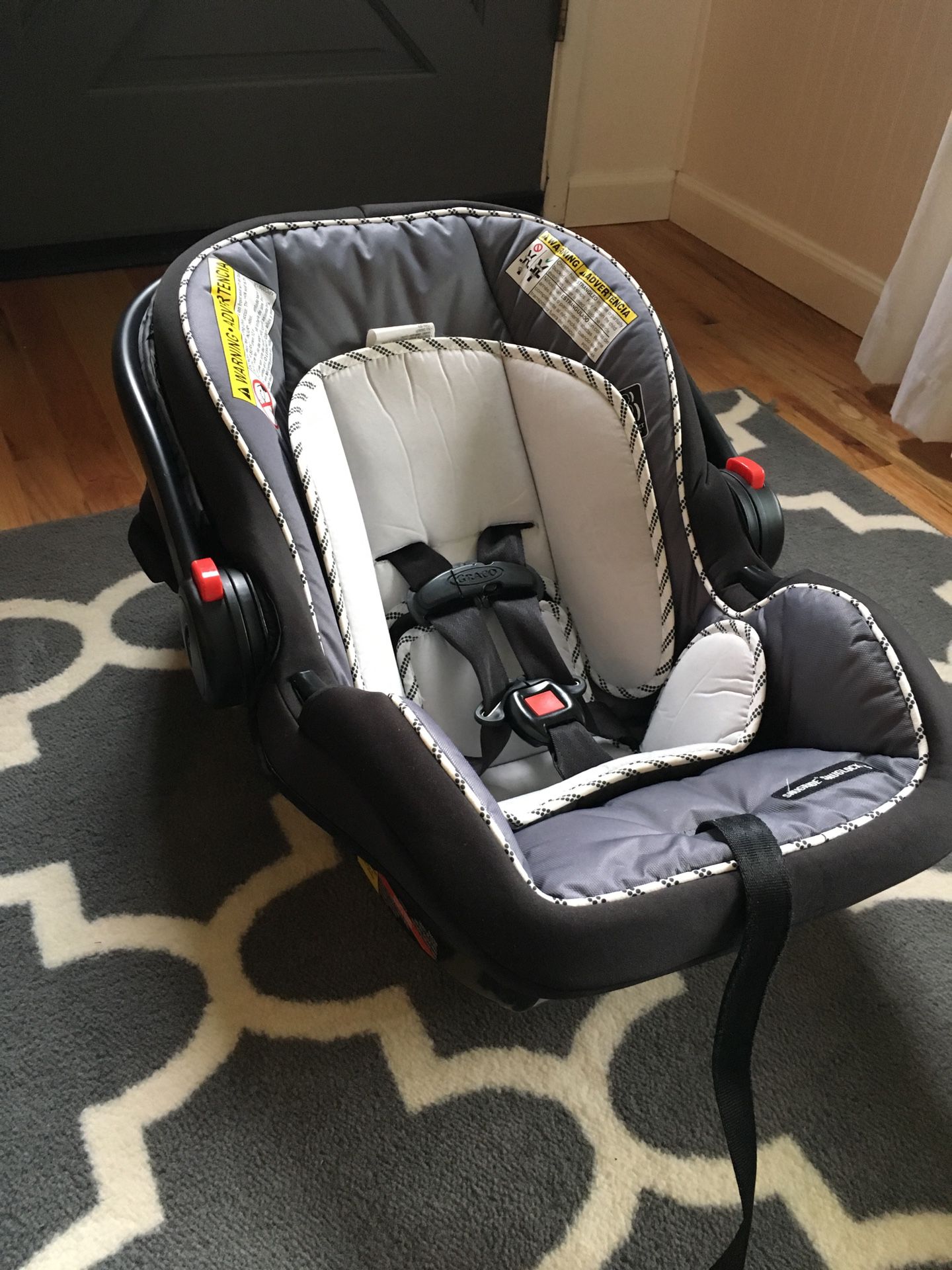 Graco® SnugRide SnugLock 35 Infant Car Seat- Accel *Comes with two bases *purchased Nov. 2018 $100