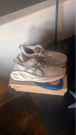 Asics Novablast 5 - Men Size 8