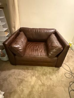 Large Leather armchair (51 x 43 x 30 in)