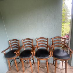 4 Bar Stools 