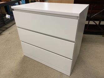 Modern White 3-Drawer Bachelor Chest