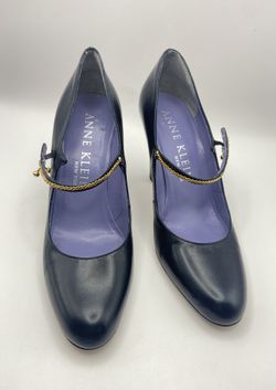 RARE FIND!  Anne Klein New York ITALIAN Made Navy Mary Jane Pumps Gold Chain & Toggle Details 7M 