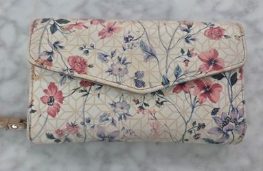 Women's foldover wristlet wallet