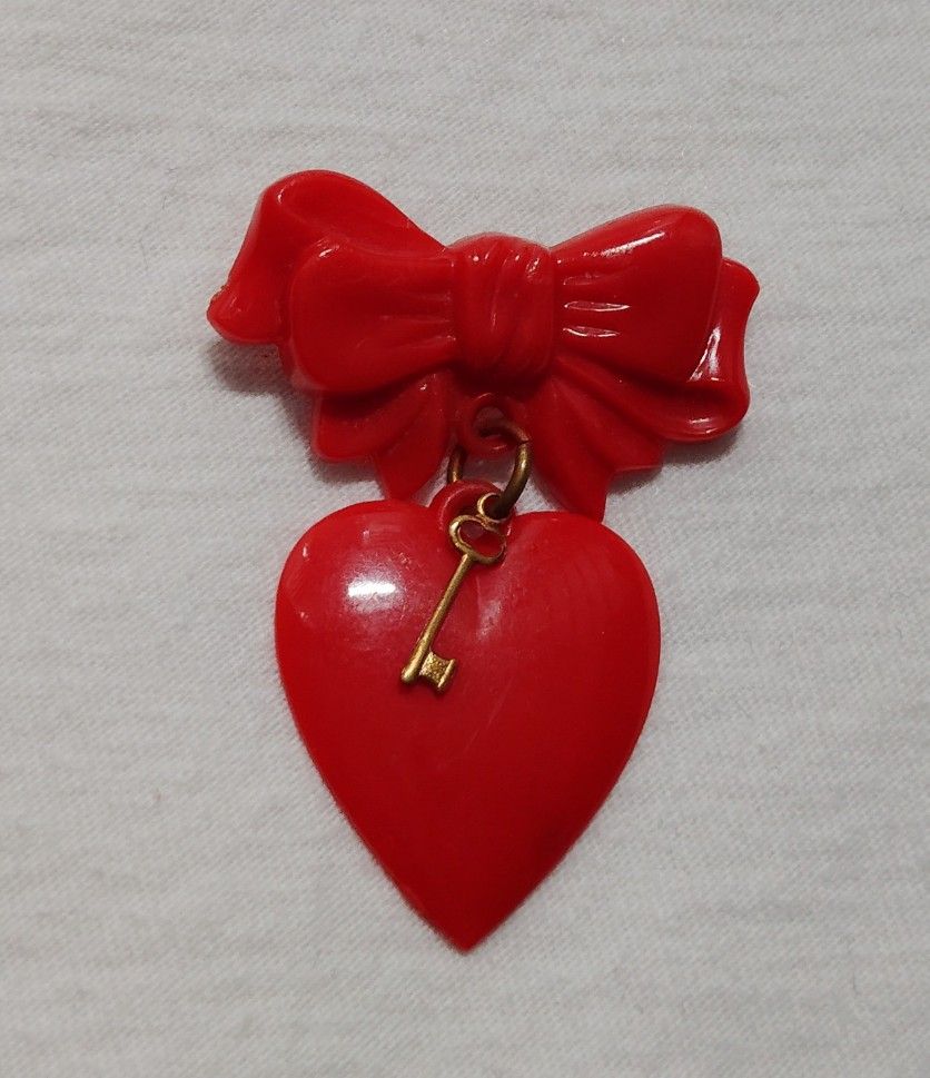 π $76 Beautiful Vintage ~ 1950s Celluloid ~ Plastic Red Valentine Heart ~ with Key Dangling from Bow ~ Vintage Mid Century Heart Pin ~ Book Piece ~