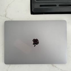 M1 Macbook Air (16GB / 256GB) + Microsoft Office, Final Cut Pro, Logic Pro, etc. 