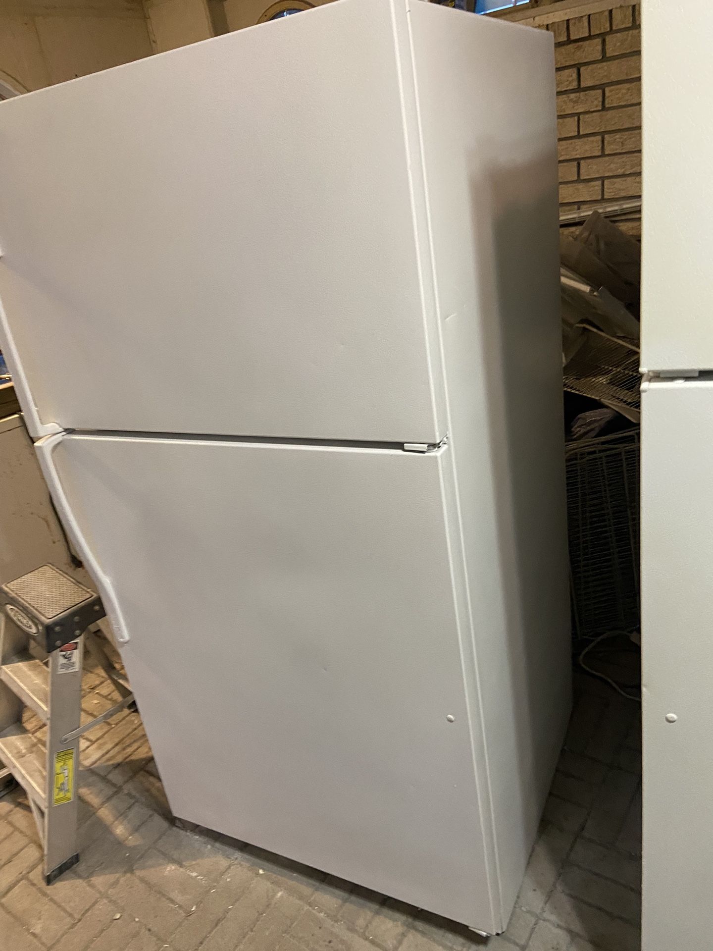 EXCELLENT RUNNING 21 cu ft White fridge, Been cleaned in. & out! I’m in marrero.