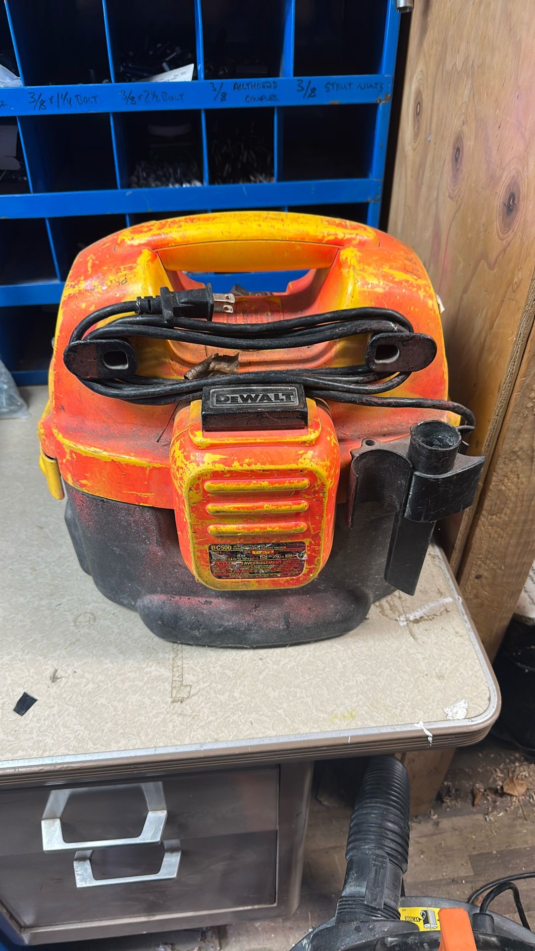 DEWALT DC500 2 GALLON Cordless Or Corded Wet/Dry Vacuum