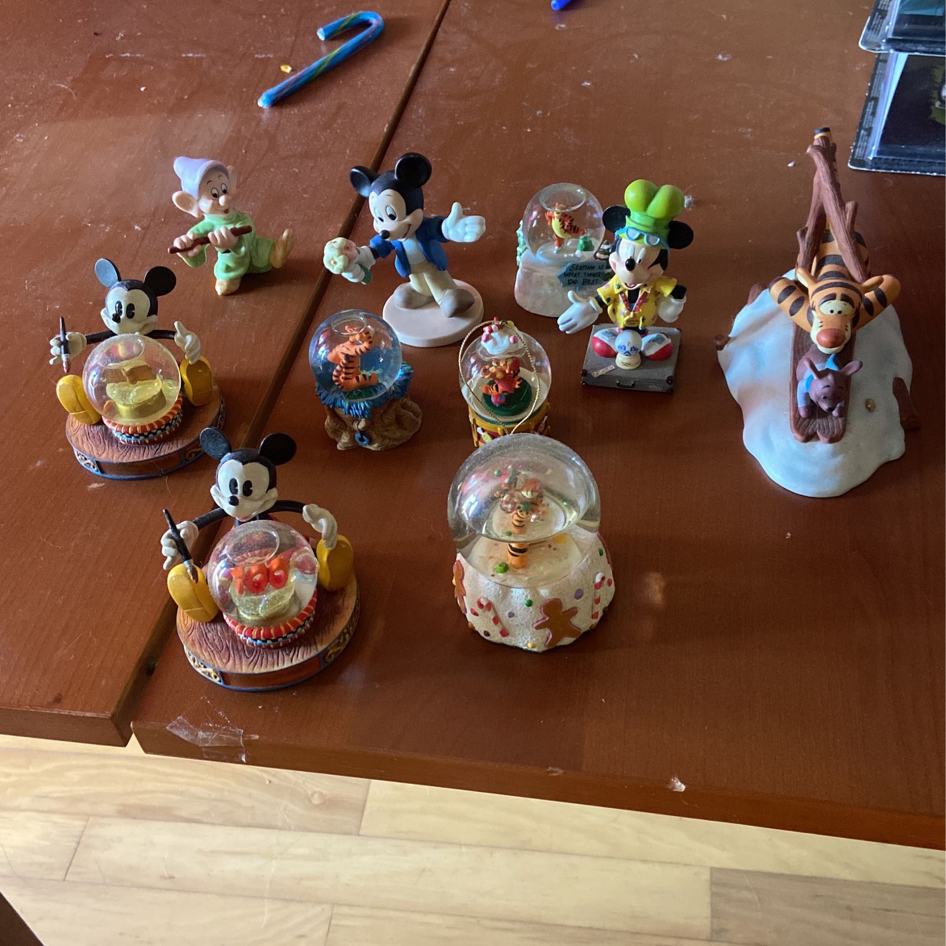 Disney Lot. Globes And Figurines 