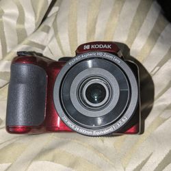 KODAK Digital Camera and Bag w/ 32 GB Sim Card