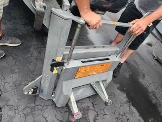 B&W sliding 5th wheel base for a hitch