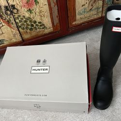 New In Box HUNTER raining Boots 
