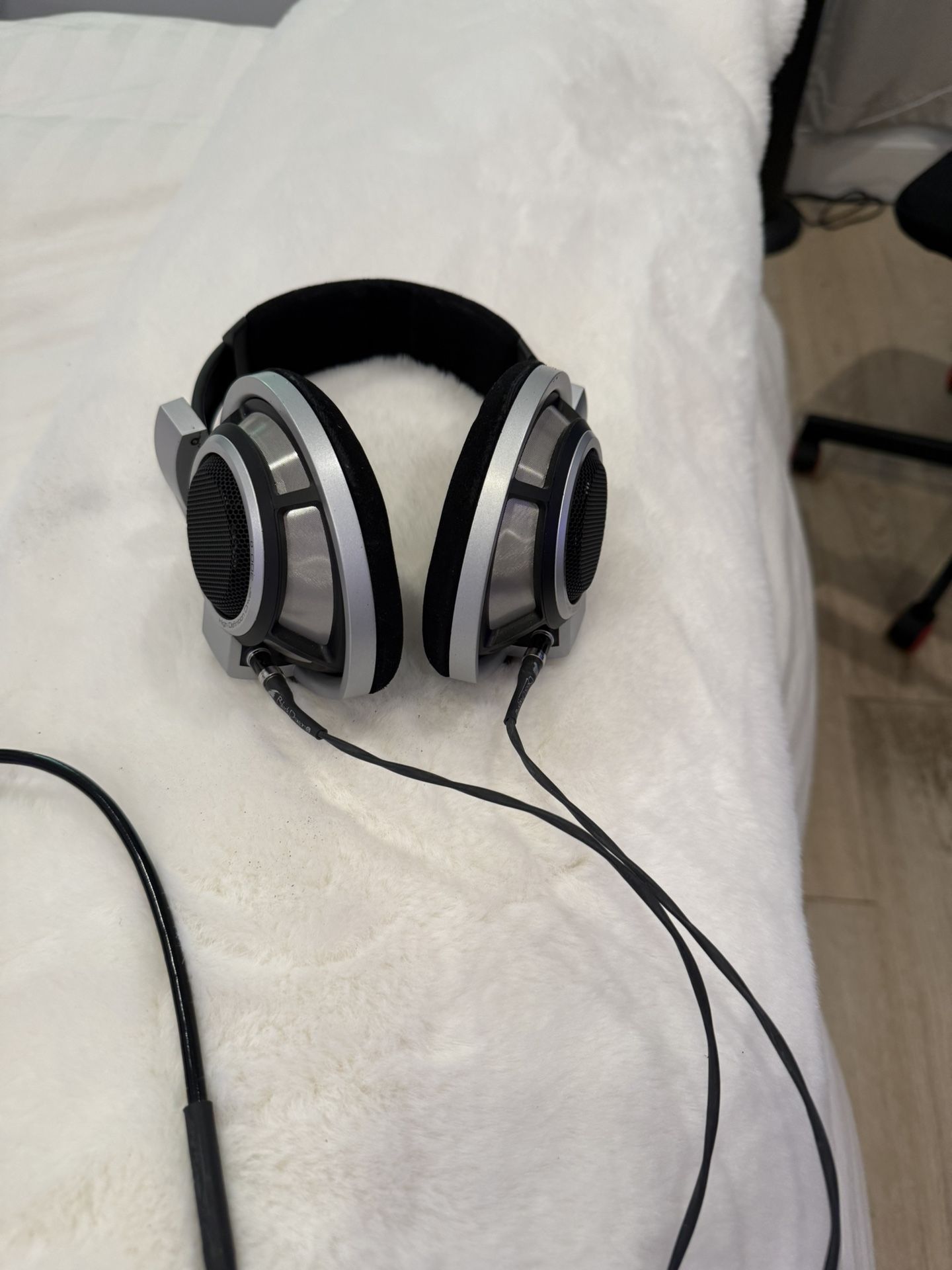 Sennheiser HD 800 Headphones – Mint Condition – XLR Cable Included