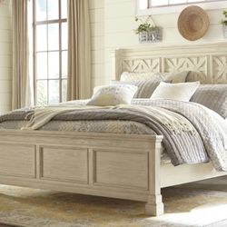 [SPECIAL] Bolanburg Antique White Queen Panel Bed

