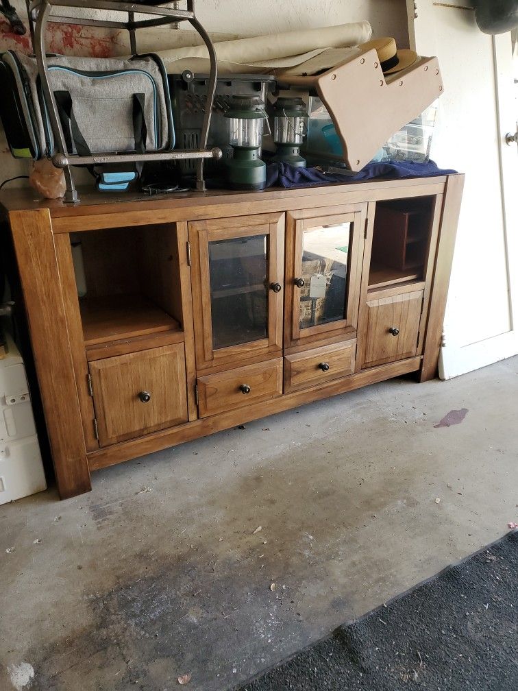 Very Nice T.v Stan Cavinet...lm In Eagle Rock Zip 90041Y