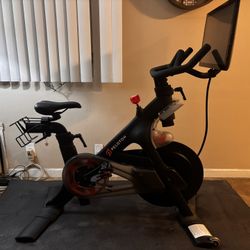 Peloton Exercise Bike – Great Condition, Works Perfectly, Ready to Ride 
