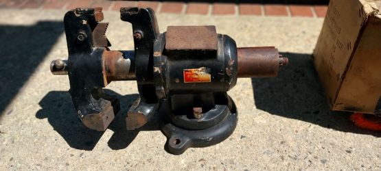 Heavy-duty 5" Rotating 74lb Bench Vice - Swivel Base