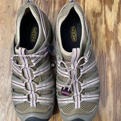 Women”s Keen Voyageur Hiking