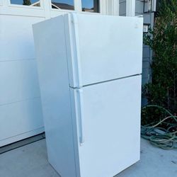 Large capacity refrigerator with great working conditions