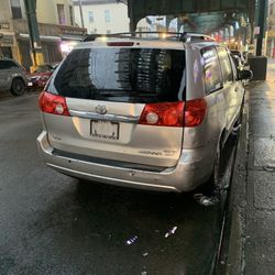 2007 Toyota sienna minivan