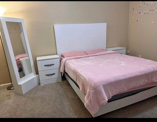 GREAT DEAL Queen Bedroom Set in Excellent Condition. Includes 2 nightstands, a dresser, and a chest of drawers. Comes from a smoke-free and pet-free h